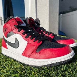 Nike Air Jordan 1 Mid Chicago Black Toe (2020) Size 7.5 (554724-069)